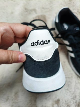 Adidas Zapatillas Negras y Blancas urbanas