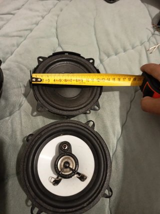 Altavoces negros y plateados