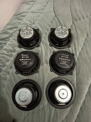 Altavoces negros y plateados