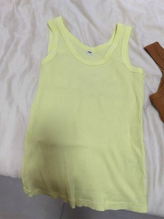 Camiseta UNIQLO sin mangas amarilla talla M