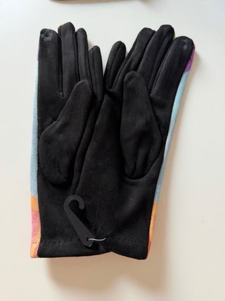 Guantes de mujer con estampado artístico.