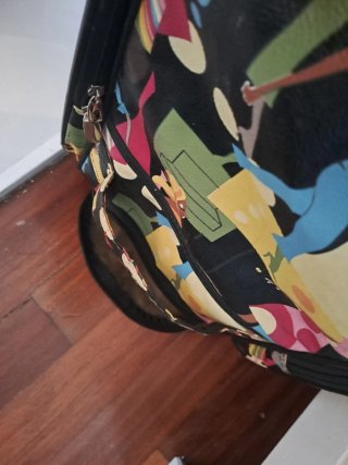Maleta de viaje con estampado de figuras