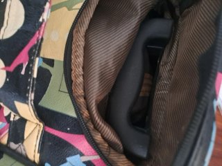 Maleta de viaje con estampado de figuras