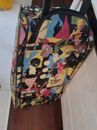 Maleta de viaje con estampado de figuras