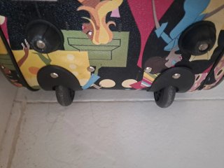 Maleta de viaje con estampado de figuras