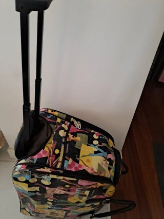 Maleta de viaje con estampado de figuras