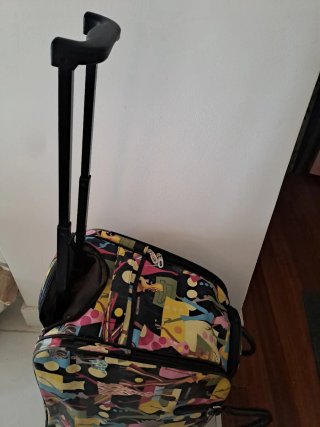 Maleta de viaje con estampado de figuras
