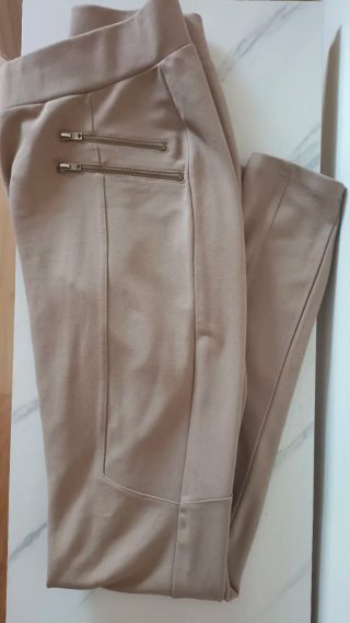 Pantalones beige con cremalleras
