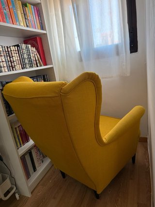 Sillón orejero STRANDMON amarillo