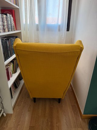 Sillón orejero STRANDMON amarillo