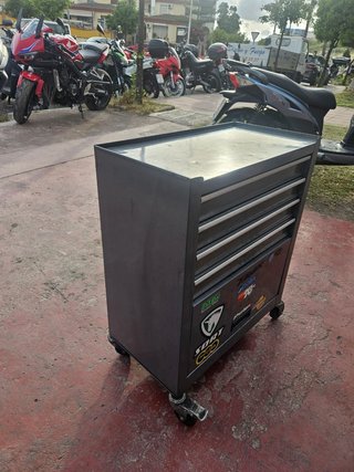 Carro de herramientas con ruedas