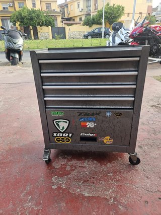 Carro de herramientas con ruedas