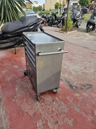 Carro de herramientas con ruedas