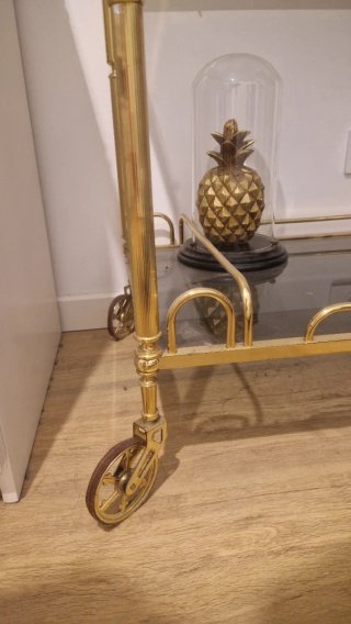 Camarera dorada con cristal