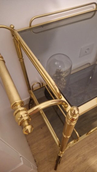 Camarera dorada con cristal