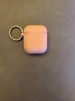 Airpods Apple con funda rosa