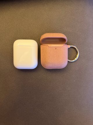 Airpods Apple con funda rosa