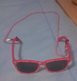 Gafas de sol niña mariposa, son buenas.
