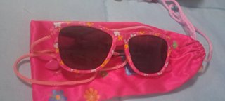 Gafas de sol niña mariposa, son buenas.