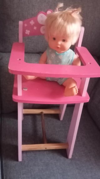 Trona de muñecas y muñeca