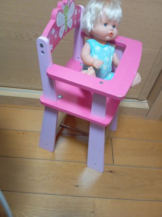 Trona de muñecas y muñeca
