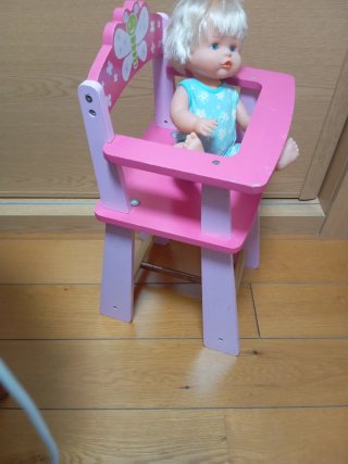 Trona de muñecas y muñeca
