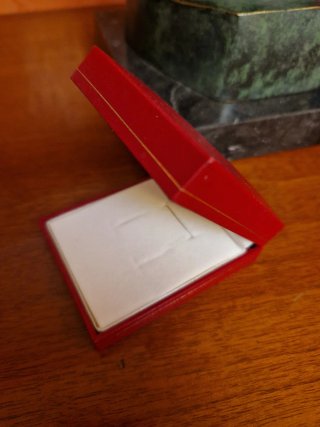 Caja con 15+7 estuches piel para joyería