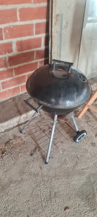 Barbacoa de carbón negra con ruedas