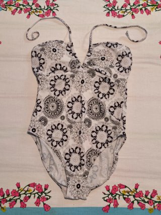 ¡OFERTA! Lote 10 Bikinis, Bañadores y Pareos Mujer