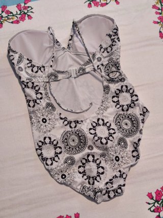 ¡OFERTA! Lote 10 Bikinis, Bañadores y Pareos Mujer