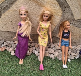 Lote de 10 Barbies con accesorios y mobiliario.