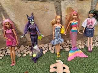 Lote de 10 Barbies con accesorios y mobiliario.