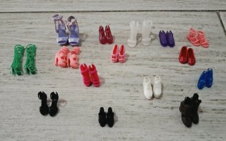 Lote de 10 Barbies con accesorios y mobiliario.