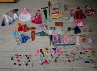Lote de 10 Barbies con accesorios y mobiliario.