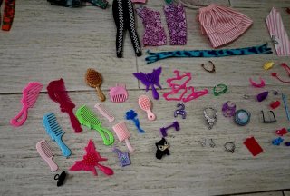 Lote de 10 Barbies con accesorios y mobiliario.