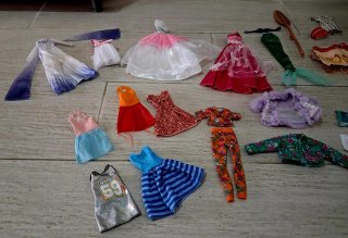 Lote de 10 Barbies con accesorios y mobiliario.