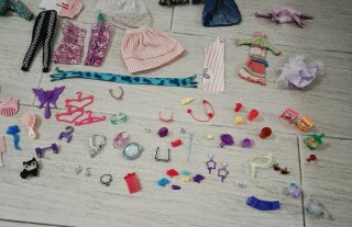 Lote de 10 Barbies con accesorios y mobiliario.