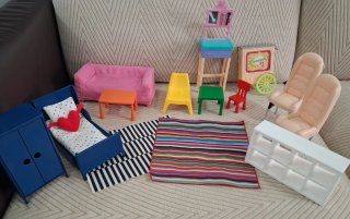 Lote de 10 Barbies con accesorios y mobiliario.