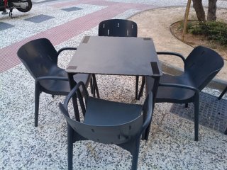 Mesa y 4 sillas de exterior