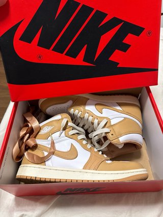 Nike Air Jordan 1 Beige y Blanco