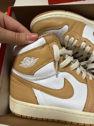 Nike Air Jordan 1 Beige y Blanco