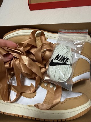 Nike Air Jordan 1 Beige y Blanco