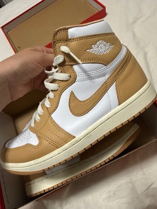 Nike Air Jordan 1 Beige y Blanco