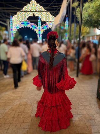 Traje de flamenca rojo con lunares con 2 puestas