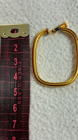 Pendientes dorados ovalados