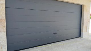 Puerta de garaje automática gris