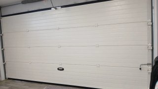Puerta de garaje automática gris