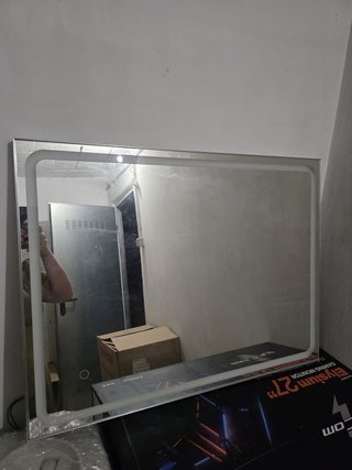 Espejo de baño moderno con luz LED