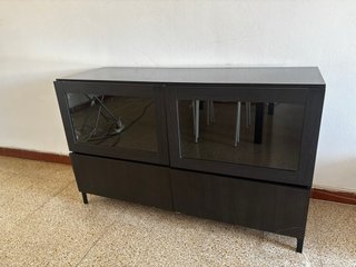Mueble IKEA negro vitrina y cajones