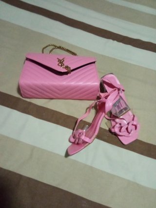 Bolso y sandalias rosa
